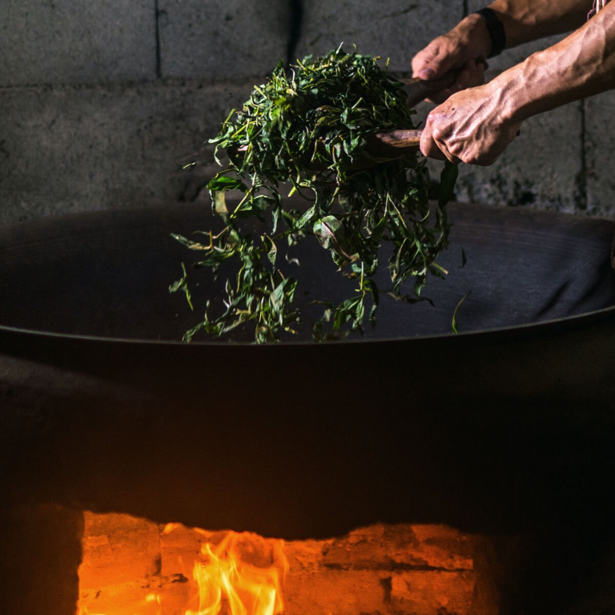 Teeblätter über einer Flamme getrocknet