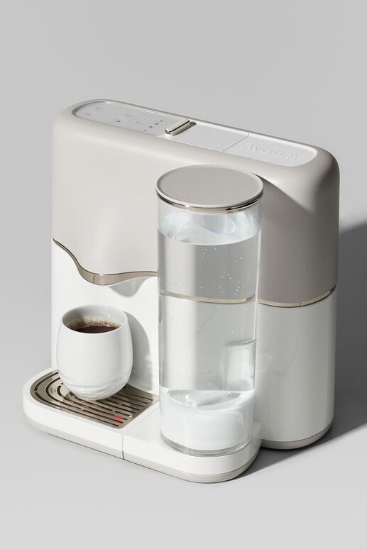 Weiße Teemaschine mit einer Tasse Tee