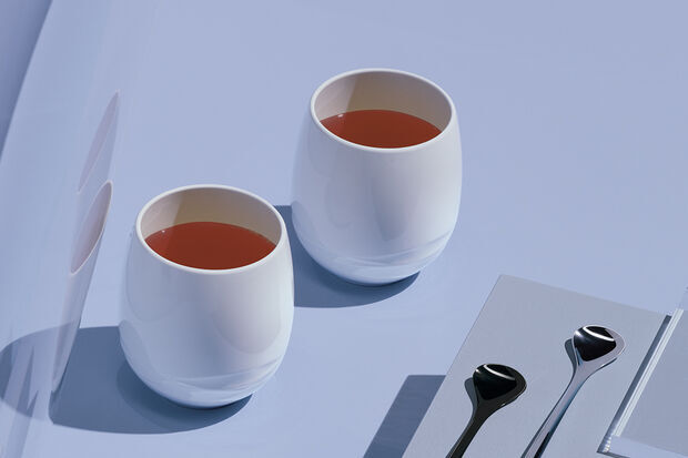 zwei weiße Teetassen